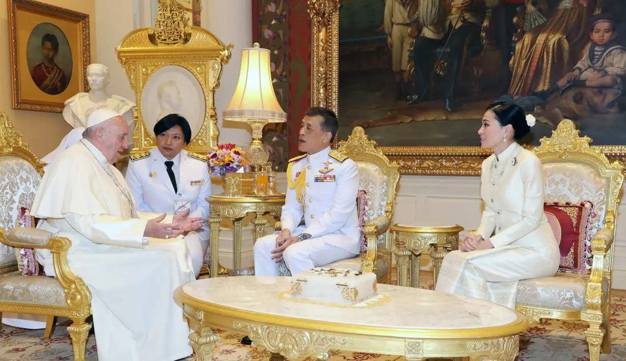 Paus Fransiskus berbincang dengan Raja Thailand Maha Vajiralongkorn (tengah) dan Ratu Suthida (kanan) di Istana Dusit, Bangkok (22/11/2019). Pertemuan dilakukan setelah Paus Fransiskus merayakan misa dengan puluhan ribu umat Katolik Thailand. (The Royal Household Bureau via AP)
