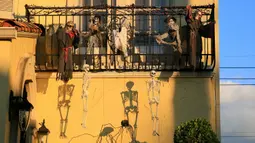 Dekorasi Halloween terlihat di sebuah rumah di New Orleans, Louisiana, Amerika Serikat, pada 10 Oktober 2020. Tiga pekan sebelum perayaan Halloween, warga New Orleans mulai mendekorasi rumah mereka untuk menyambut festival tersebut. (Xinhua/Lan Wei)