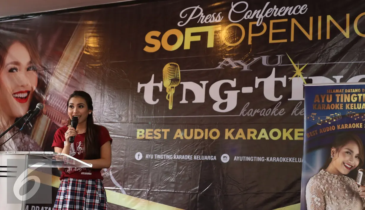 Ayu Ting Ting saat Jumpa pers Soft Opening Ayu Ting Ting Karaoke Keluarga di Jakarta (19/3). Ayu Ting Ting  membuka rumah karaoke salah satu bentuk investasi dirinya untuk masa depan sang buah hati, Bilqis Khumairah Razak. (Liputan6.com/Herman Zakharia)