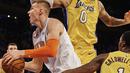 Pemain New York Knicks, Kristaps Porzingis mencoba melakukan lay up saat diadang para pemain L.A Lakers pada lanjutan NBA basketball game di Madison Square Garden, New York, (12/12/2017). knicks menang 113-109. (AP/Andres Kudacki)