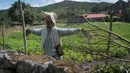 Sebuah orang-orangan sawah ditampilkan dalam kontes orang-orangan sawah di desa A Lama, Spanyol, 9 Juni 2017. Dalam acara tahunan itu, kreasi para penduduk dipajangkan di tempat-tempat strategis, seperti kebun atau persimpangan jalan. (MIGUEL RIOPA/AFP)