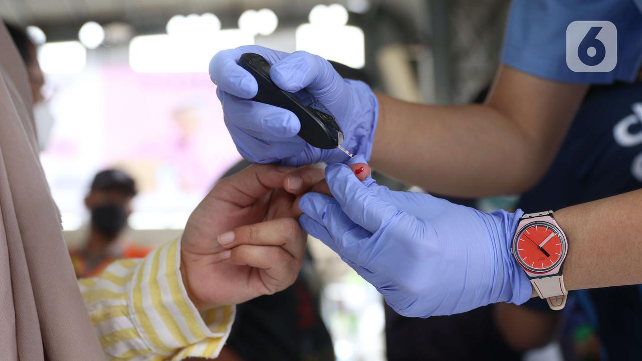 Peringati Hari Diabetes Sedunia, Penumpang Kereta Cek Gula Darah Gratis