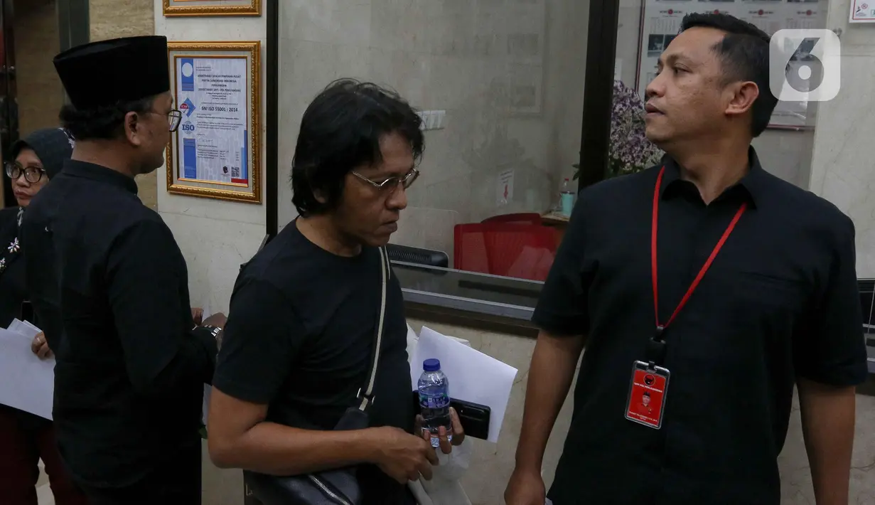 Di sisi lain, DPP PDIP telah merespons penetapan tersangka Hasto Kristiyanto. Bagi PDIP, penetapan tersangka Sekretaris Jenderal PDIP Hasto Kristiyanto hadiah malam Natal 2024. (Liputan6.com/Herman Zakharia)