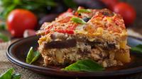 Easy moussaka recipe to try at home. (Photo: timolina/Magnific)