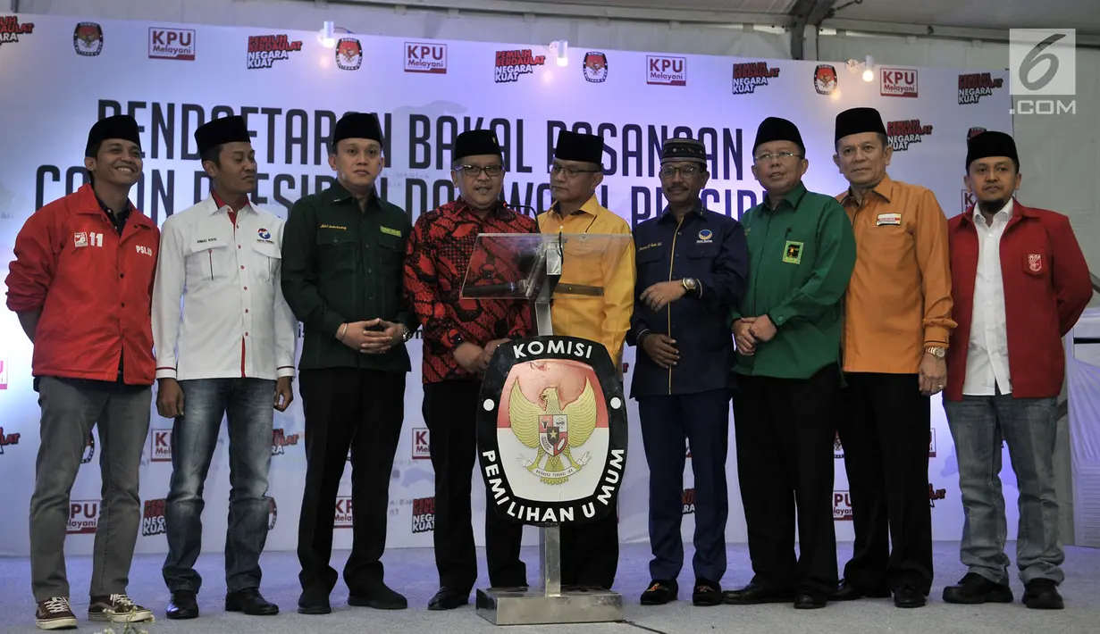Sekjen PDIP Hasto Kristiyanto mewakili 8 sekjen partai politik pendukung Jokowi memberikan keterangan usai bertemu dengan ketua dan komisioner KPU di Kantor KPU, Jakarta, Selasa (7/8). (Merdeka.com/Iqbal S. Nugroho)