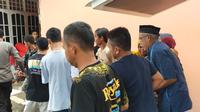 Proses evakuasi pria paruh baya yang jatuh ke dalam sumur di Polewali Mandar, Sulawesi Barat (Liputan6.com/Istimewa