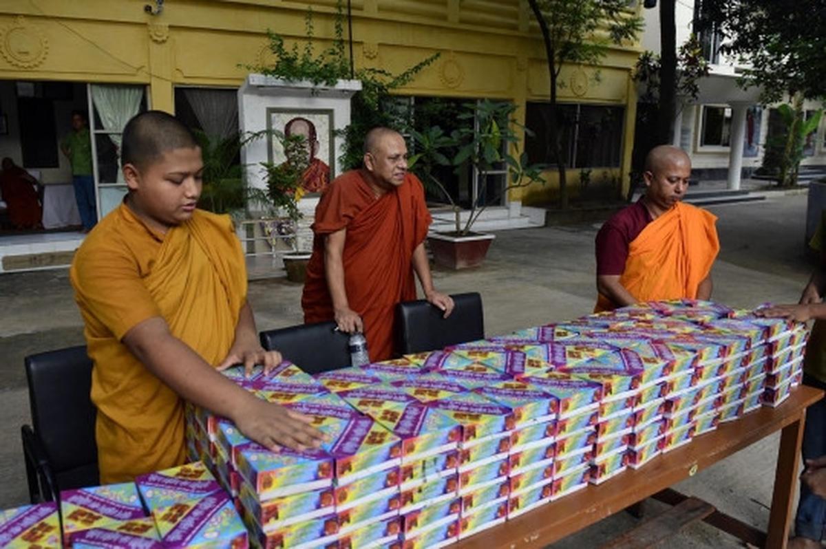 Momen langka, biksu di Bangladesh bagi-bagi takjil ke muslim
