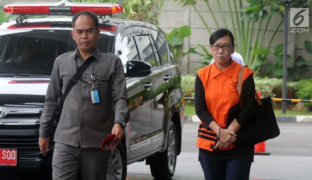 Direktur PT Tashida Sejahtera Perkasa, Irene Irma berjalan dikawal petugas akan menjalani pemeriksaan lanjutan oleh penyidik terkait kasus suap proyek pembangunan SPAM PUPR  di gedung KPK, Jakarta, Senin (18/2). (Merdeka.com/Dwi Narwoko)