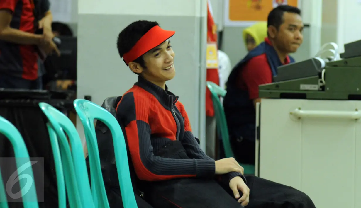 Petembak Junior Indonesia, Naufal saat tereliminasi lebih awal di Final 10m Air Rifle Men Junior Kejuaraan Menembak ASEAN di Jakarta, Selasa (24/11/2015). Naufal harus puas di tempat terakhir dengan 74.5 poin. (Liputan6.com/Helmi Fithriansyah)