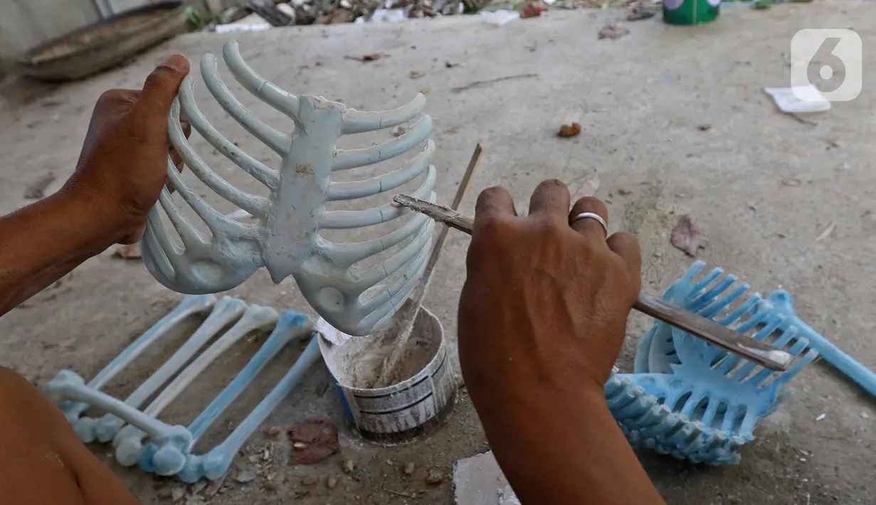 Pekerja menyelesaikan pembuatan kerangka tulang rusuk di Cinangka, Depok, Jawa Barat, Rabu (11/12/2019). Manekin anatomi tubuh berbahan fiber tersebut dibuat untuk alat peraga pendidikan dan kesehatan. (Liputan6.com/Herman Zakharia)