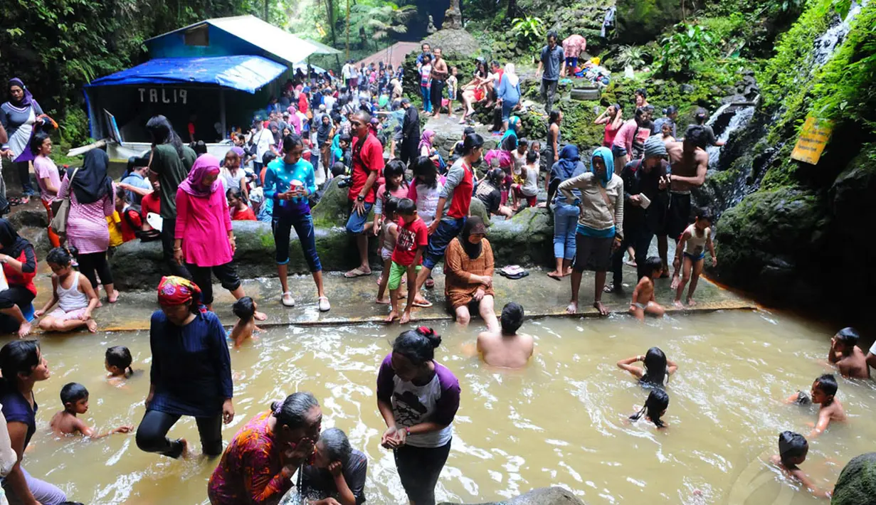 Sejumlah wisatawan mandi di kolam air panas yang ada di objek wisata Baturraden, Purbalingga, Jawa Tengah, (31/7/2014). (Liputan6.com/Andrian M Tunay)