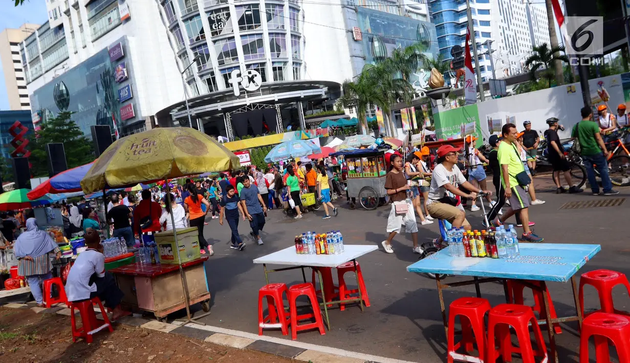 Pedagang kaki lima (PKL) berjualan ketika pelaksanaan Car Free Day di kawasan Senayan, Jakarta, Minggu (8/10). Kurangnya pengawasan petugas membuat Kawasan CFD  yang sebelumnya bebas PKL, kini mulai marak kembali. (Liputan6.com/Fery Pradolo)