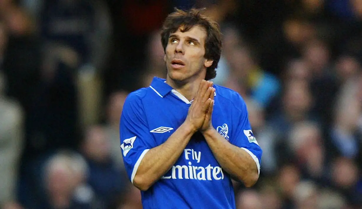 2. Gianfranco Zola, awalnya striker mungil ini bersama Ranieri di Napoli, kemudian keduanya pindah ke Chelsea. Bersama klub kota London itu Zola menjadi salah satu legenda berkat 274 penampilan dengan torehan 67 gol dan 16 assist. (AFP/Adrian Dennis)