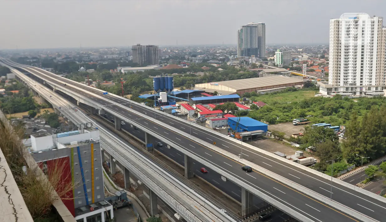 Kendaraan melintas di Tol Layang Jakarta-Cikampek, Bekasi, Jawa Barat, Minggu (7/6/2020). Jalan Tol Layang Jakarta Cikampek II (Eleveted) mulai hari ini kembali beroperasi setelah sebelumnya ditutup total akibat kebijakan larangan mudik Lebaran sejak Minggu (7/5/2020). (Liputan6.com/Herman Zakharia)