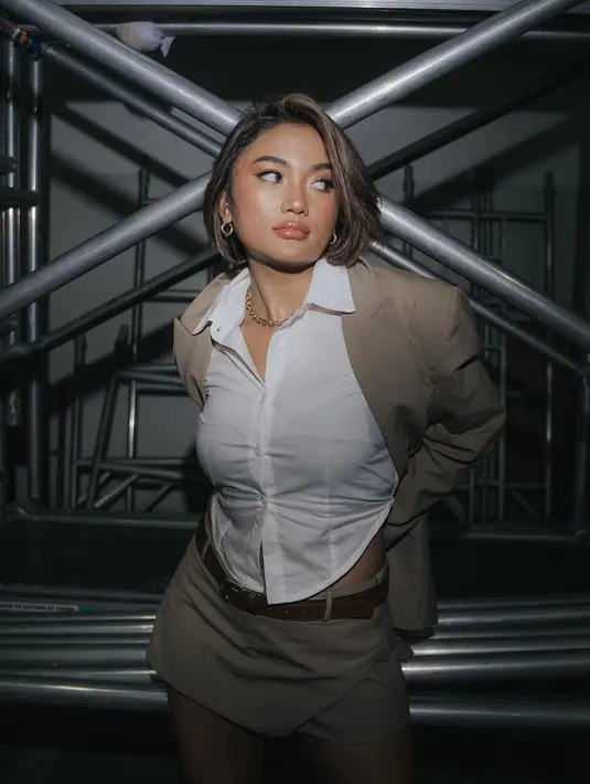 Kini ia terlihat makin percaya diri dan cantik. Apalagi dengan look barunya, ia memancarkan energi baru. [Instagram @lalamarionmj]