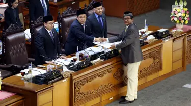 Ketua Pansus Hak Angket KPK Agun Gunandjar bersalaman dengan pimpinan Sidang Rapat Paripurna Fahri Hamza saat menyerahkan hasil laporan Pansus di Gedung Nusantara II Kompleks Parlemen, Senayan, Jakarta, Selasa (26/9). (Liputan6.com/JohanTallo)