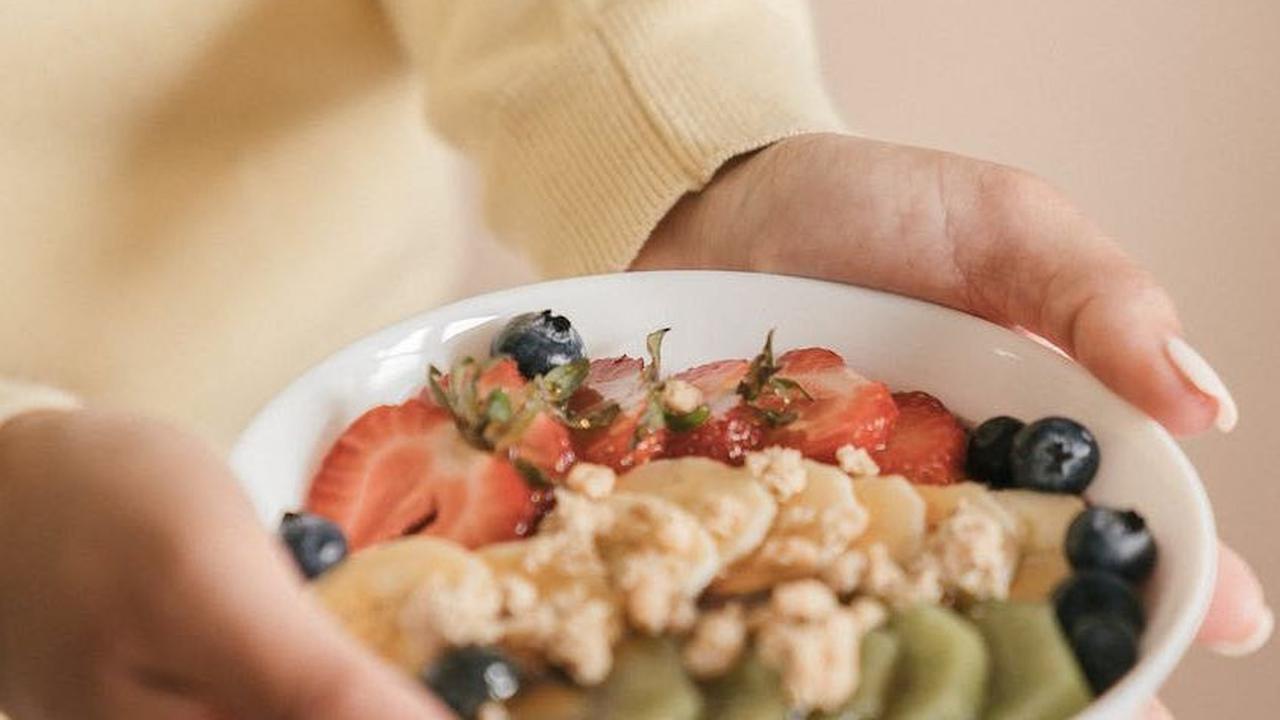 Namun, apakah sebaiknya kita mulai dengan olahraga atau sarapan terlebih dahulu? Kedua kegiatan tersebut, olahraga maupun sarapan, memiliki peran penting dalam menjaga kesehatan tubuh. Mari kita coba memahami lebih dalam mengenai pilihan ini.
