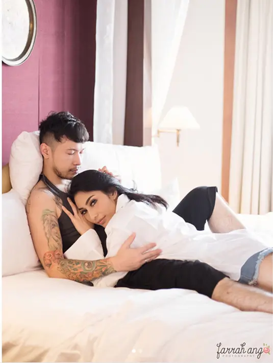 "Home is where my husband is ❤️," tulis tyasmirasih. Foto hitam putih sepasang suami istri itu mendapat ribuan likes. Tidak sedikit netter yang baper. (Instagram/tyasmirasih)