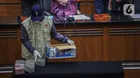 Petugas menunjukan barang bukti hasil Operasi Tangkap Tangan (OTT) tersangka Walikota Rahmat Effendi dengan sejumlah tersangka di Gedung KPK, Jakarta, Kamis (6/1/2022). Rahmat Effendi menerima uang tersebut dari pengadaan barang dan jasa serta lelang jabatan. (Liputan6.com/Faizal Fanani)