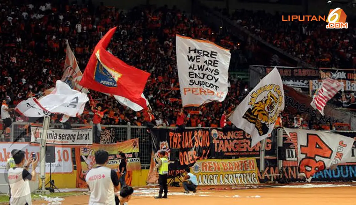 Berbagai bendera dukungan untuk Persija terus dikibarkan selama pertandingan berlangsung (Liputan6.com/Helmi Fithriansyah).