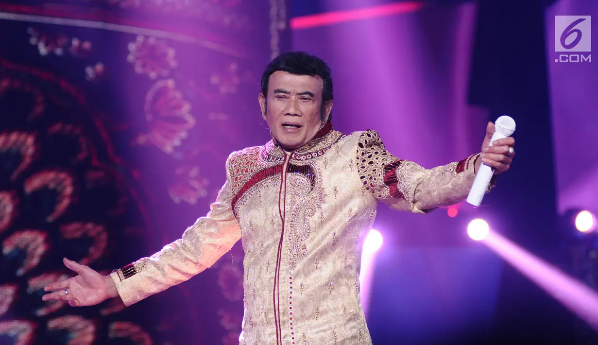 Penampilan Rhoma Irama dan Soneta Grup saat membuka HUT Indosiar ke-23 di Jakarta Convention Center (JCC), Kamis (11/1). Rhoma membawakan dua lagu India di Konser Raya 23 Tahun Indosiar Luar Biasa. (Liputan6.com/Helmi Fithriansyah)