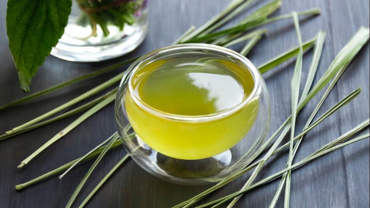 Menurut Journal of Contemporary Dental Practice, minyak esensial dari serai memiliki kemampuan melawan bakteri Streptococcus mutans, yang sering menjadi penyebab infeksi mulut dan masalah gigi.