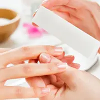 Coba ikuti langkah mudah mempercantik kuku Anda dengan kuku palsu berikut ini. (Foto: iStockphoto)