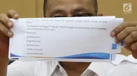 Direktur Jenderal Aplikasi dan Informatika Kemenkominfo, Semuel Abrijani Pangerapan, memperlihatkan sejumlah penyedia konten GIF di aplikasi perpesanan Whatsapp terkait polemik GIF tidak senonoh di Jakarta, Senin (6/11). (Liputan6.com/Immanuel Antonius)