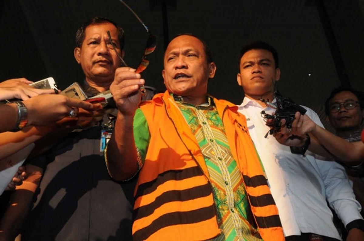 Usai diperiksa, tersangka Rusli Sibua pede keluar KPK pakai kacamata