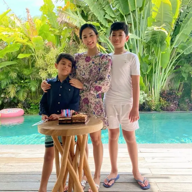 6 Momen Ulang Tahun Bunga Zainal yang ke-34 Tahun, Parasnya Dipuji Awet Muda