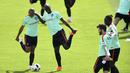 Aksi Para Pemain Portugal saat melakukan pemanasan pada sesi latihan sebelum melawan Prancis pada Ffinal Piala Eropa 2016 di Marcoussis, Paris selatan, (8/7/2016). (AFP/Francisco Leong)