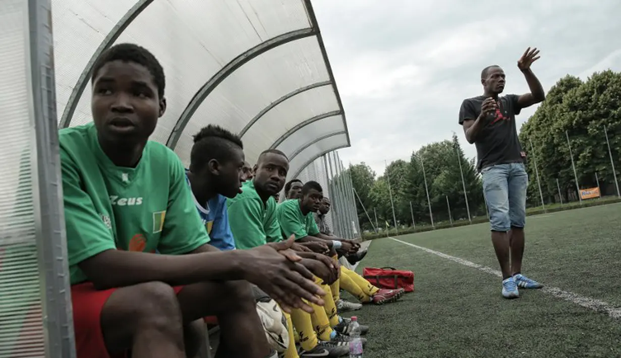 Suasana pertandingan antara Mali melawan Guinea dalam turnamen sepak bola untuk kaum migran dan orang asing bertajuk "Balon Mundial" yang dihelat 6 Juni-5 Juli 2015 di Turin, Italia. (AFP PHOTO/MARCO BERTORELLO)