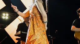 Fanny Soegi terlihat anggun saat manggung mengenakan busana batik panjang. Penyanyi dibalik lagu Asmaralibrasi yang trending ini selalu mengenakan busana dengan motif etnik dan batik. (Instagram/@fannysoegi)