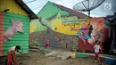 Anak-anak sedang bermain di Kampung Warna Warni Lubuklinggau, Sumatera Selatan, Rabu (10/11). Kampung yang dulunya menjadi pusat perjudian, sabung ayam, dan tempat transaksi narkoba itu kini telah berubah wajah (Liputan6.com/Immanuel Antonius)