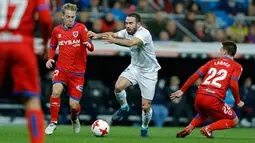 Real Madrid, Jose Luis Fernandez berebut bola dengan pemain Numancia, Daniel Nieto pada leg kedua babak 16 besar Copa del Rey di Santiago Bernabeu, Kamis (11/1). Real Madrid harus menerima hasil imbang 2-2 dengan Numancia. (AP/Francisco Seco)