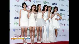 Girl band A Pink kompak dengan gaun berwarna putih saat berpose di red carpet Seoul Music Awards 2015, Korea, Kamis (22/1/2015). (mwave.interest.me)