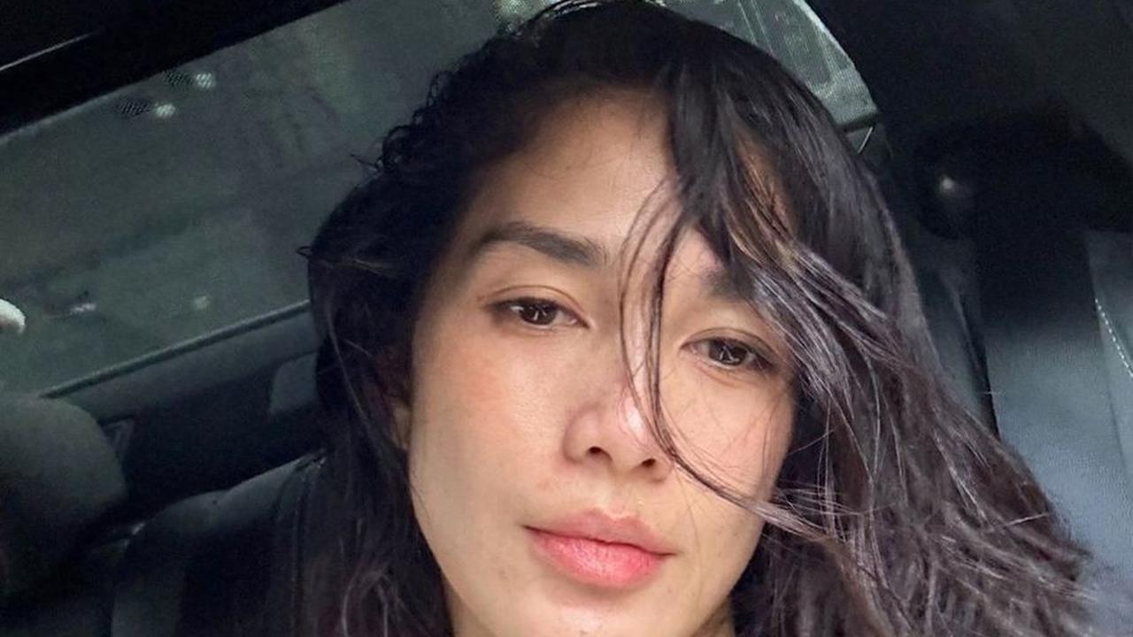 Meskipun berpose dengan rambut lepek dan pipi yang kemerahan seperti kepiting rebus, penampilannya tetap memancarkan pesona yang menawan.<br>