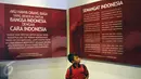 Seorang murid SD memerhatikan kutipan pesan semangat kebangsaan di Museum Sumpah Pemuda, Jakarta, Selasa (27/10/2015). Jelang peringatan 87 tahun Sumpah Pemuda, museum ini ramai dikunjungi masyarakat. (Liputan6.com/Helmi Fithriansyah)