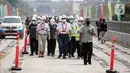 Menteri Koordinator Bidang Kemaritiman dan Investasi Luhut Binsar Panjaitan (depan tengah) berjalan bersama Duta Besar RRT Lu Kang (depan kiri) saat meninjau Tunnel 6 proyek kereta cepat Jakarta-Bandung di Puwakarta, Jawa Barat, Rabu (30/3/2022). (Liputan6.com/Faizal Fanani)