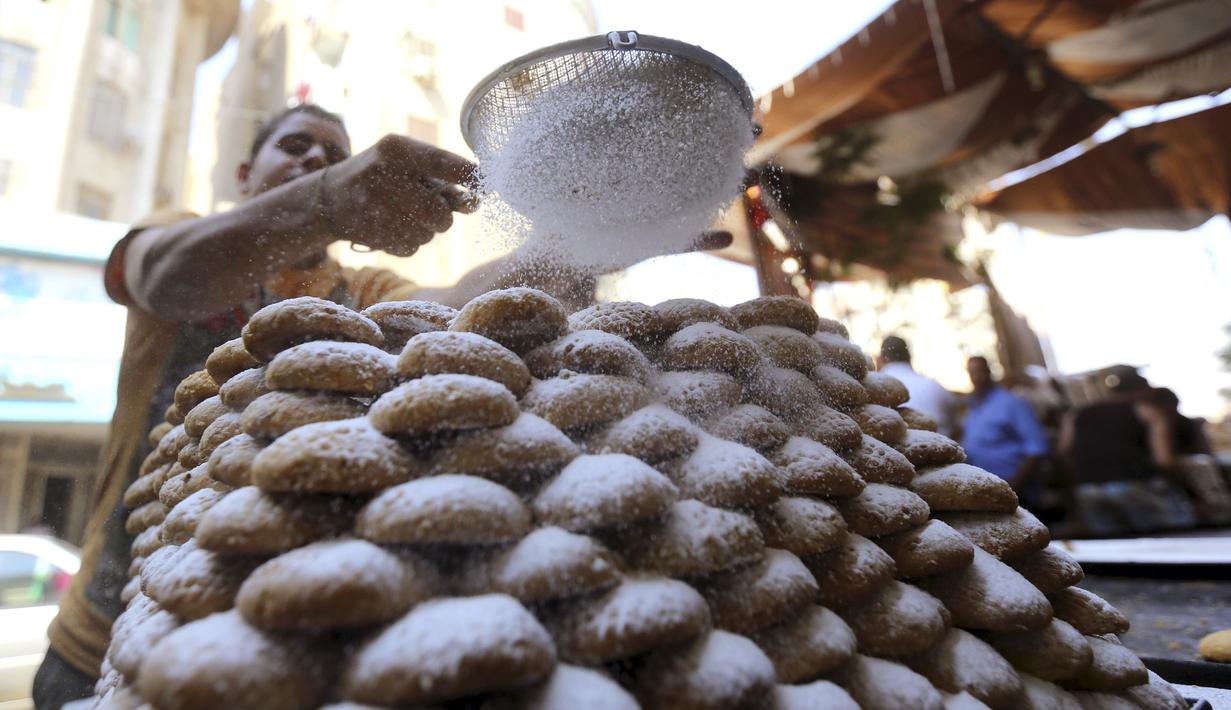 Seorang pekerja membuat permen "Kahk" untuk perayaan Idul Fitri, Kairo, (27/7/14). (REUTERS/Mohamed Abd El Ghany)