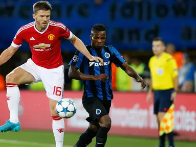 Gelandang MU Michael Carrick (kiri) saat berebut bola dengan Gelandang Club Brugge Claudemir saat pertandingan Play – Off  leg kedua Liga Champion di Stadion Jan Breydel, Bruges, Belgia, Rabu (26/8/2015). Mu menang dengan skor 4 – 0. (Reuters/Carl Recine)