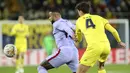 Penyerang Barcelona Memphis Depay mencoba menahan bek Villarreal Pau Torres pada lanjutan La Liga di Estadio de la Ceramica, Minggu (28/11/2021) dini hari WIB. Barcelona menang dengan menghajar tuan rumah Villlarreal 3-1. (AP Photo/Alberto Saiz)