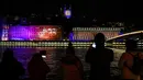Pengunjung mengambil gambar sebuah bangunan yang diterangi cahaya dalam festival cahaya Fete des Lumieres di Lyon, Prancis, 7 Desember 2017. Festival selama empat hari itu menampilkan 50 instalasi buatan seniman lokal. (AFP PHOTO / PHILIPPE DESMAZES)
