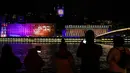 Pengunjung mengambil gambar sebuah bangunan yang diterangi cahaya dalam festival cahaya Fete des Lumieres di Lyon, Prancis, 7 Desember 2017. Festival selama empat hari itu menampilkan 50 instalasi buatan seniman lokal. (AFP PHOTO / PHILIPPE DESMAZES)