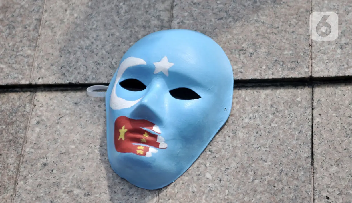 Topeng bendera Turkestan Timur yang dipakai peserta Aksi Save Uighur selama CFD, Jakarta, Minggu (22/12/2019). Aksi digelar sebagai bentuk peduli terhadap muslim Uighur di Xinjiang yang diduga hingga saat ini terus mengalami tindakan kekerasan oleh pemerintah China. (merdeka.com/Iqbal S. Nugroho)