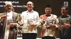 Ketua Umum Nawacita Jokowi, Mas Raden Suryo Admanto (kedua kiri) berfoto bersama Ketua Umum PBNU Said Aqil Siradj (kedua kanan) saat peluncuran buku tiga tahun Jokowi di Perpustakaan Nasional, Jakarta, Senin (6/11). (Liputan6.com/Faizal Fanani)