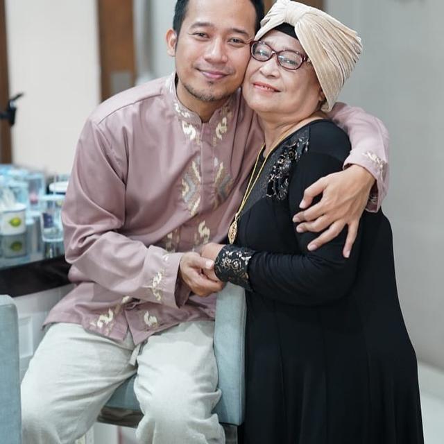 Ibunda Meninggal Dunia, Ini 6 Momen Kenangan Denny Cagur dan Sang Mama
