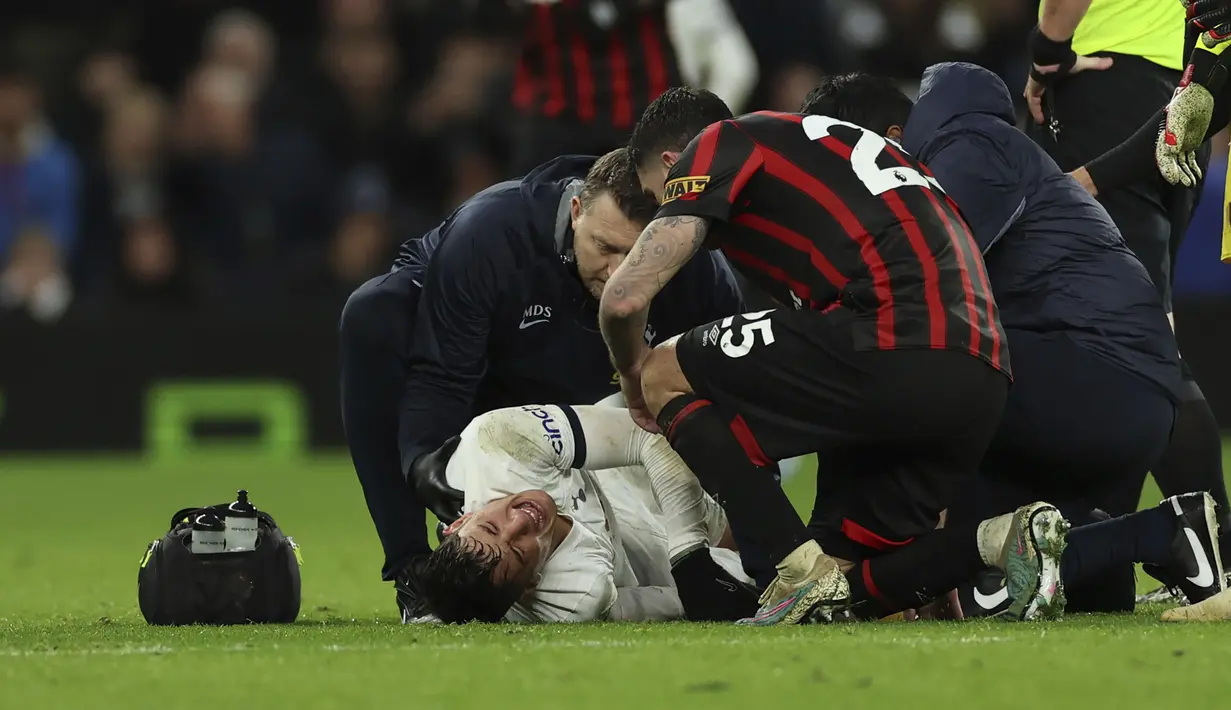 Striker Tottenham Hotspur, Alejo Veliz mendapatkan perawatan tim medis setelah mengalami cedera saat menghadapi Bournemouth pada laga pekan ke-20 Liga Inggris 2023/2024 di Tottenham Hotspur Stadium, London, Minggu (31/12/2023). (AP Photo/Ian Walton)