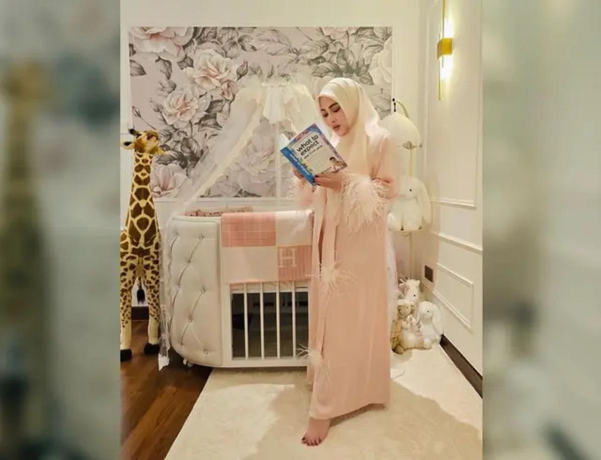 6 Gaya Mahal Syahrini Momong Princess R, Serba Hermes dari Selimut Rp19 Juta hingga Tas Rp700 Juta-an