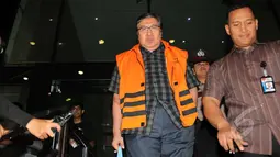 Syahrul Raja Sempurnajaya, keluar dari di gedung KPK, Jakarta, Rabu (11/3/2015). Syahrul diperiksa sebagai saksi kasus suap permintaan ijin operasional PT Indokliring Internasional milik PT Bursa Berjanka Jakarta (BJJ).(Liputan6.com/Helmi Afandi)